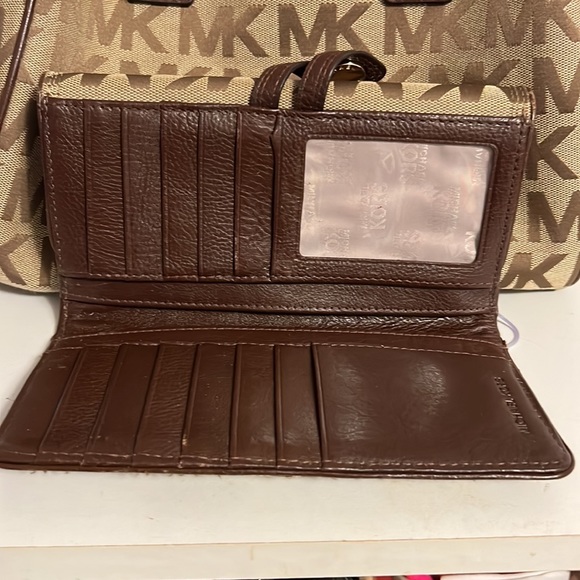 Michael kors purse - Picture 4 of 10